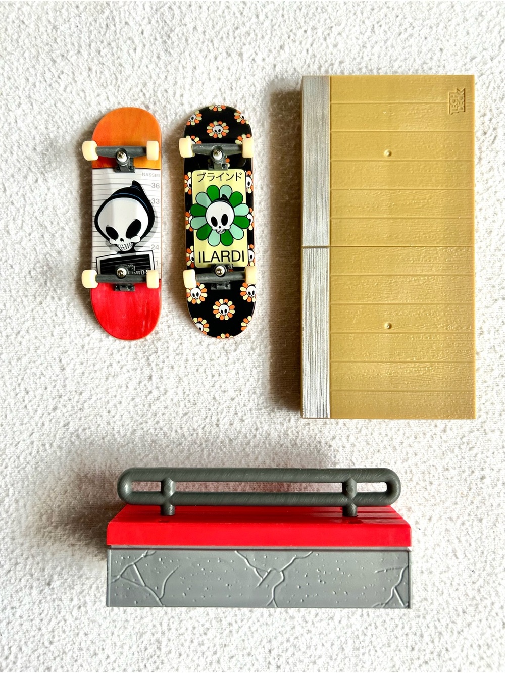 2 Tech Deck Vs Series Blind Fingerboards Skateboards and 2 Street Obstacles